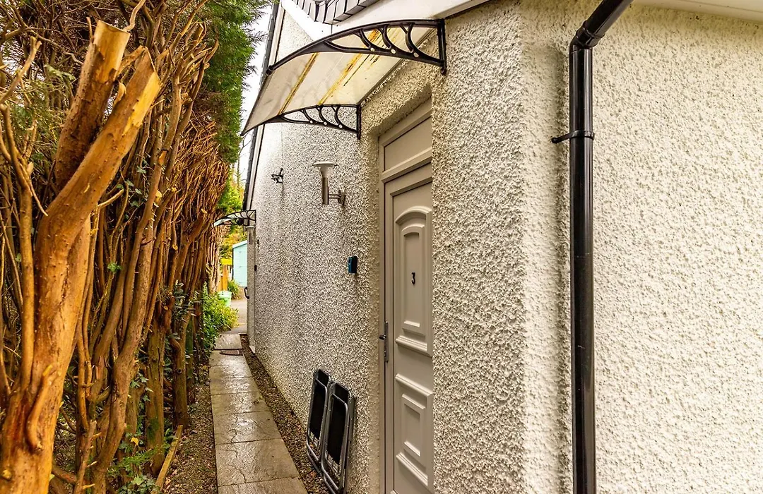 Roger Ground Guest House - With Onsite Car Parking-1