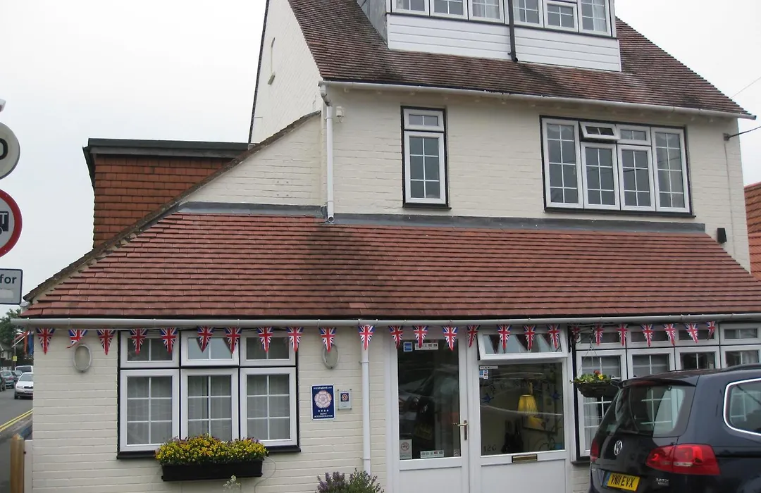 Penryn Guest House, Ensuite Rooms, Free Parking And Free Wifi-1