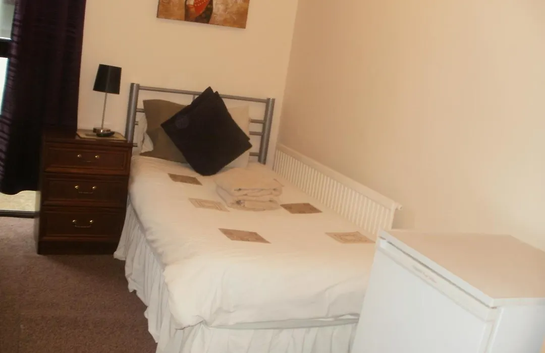 London Heathrow Guesthouse-1