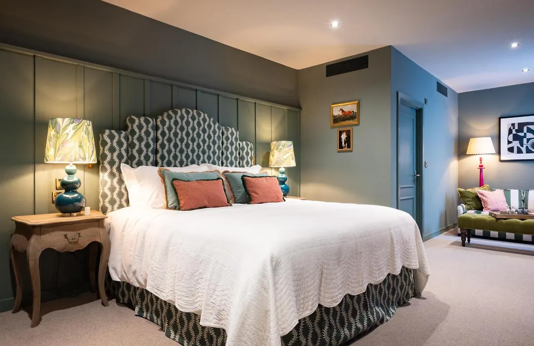 The Coat And Bear - A Heartwood Inn-1