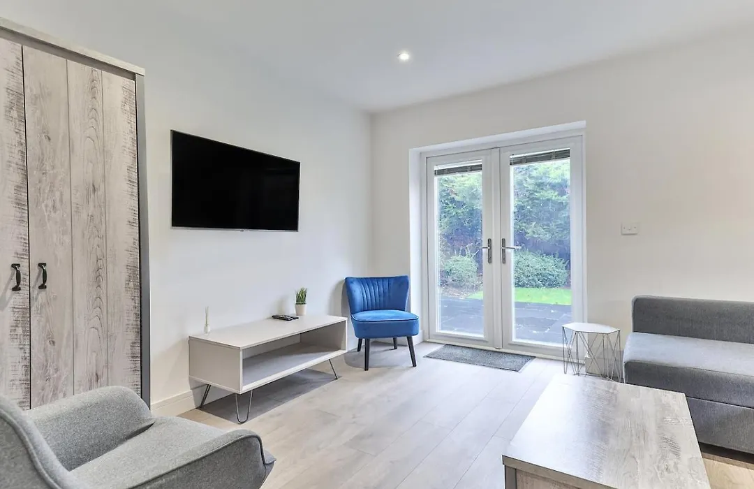 3 Bed Refurbished, Modern House, Wifi, Patio Area-1