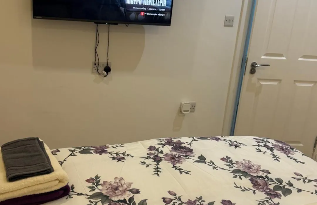 Room With King Size Bed And Private En Suite Bathroom In The Centre-1