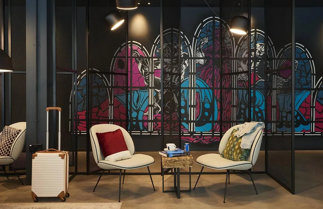 Moxy York-1