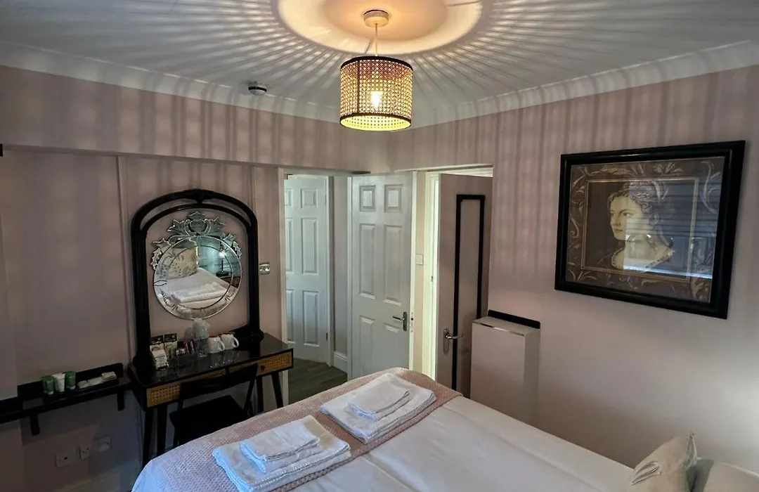 The Cambridge Guest House By Tas-1