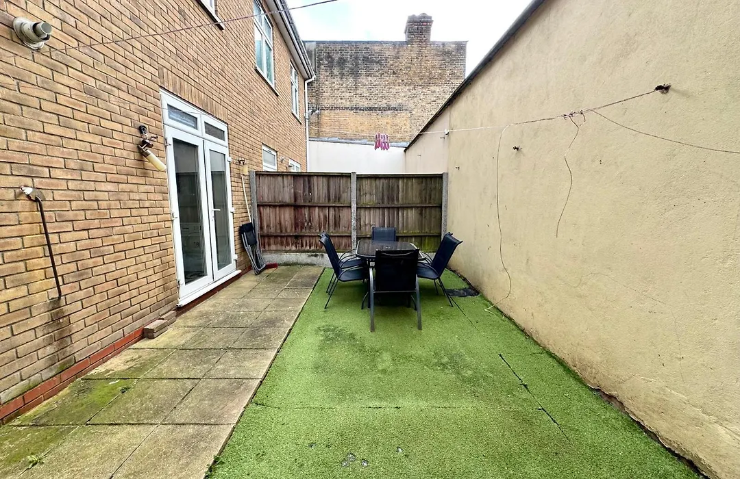 4 Bedrooms House, 3 Bathrooms , Separate Reception, Full Kitchen, Garden, Parking-1