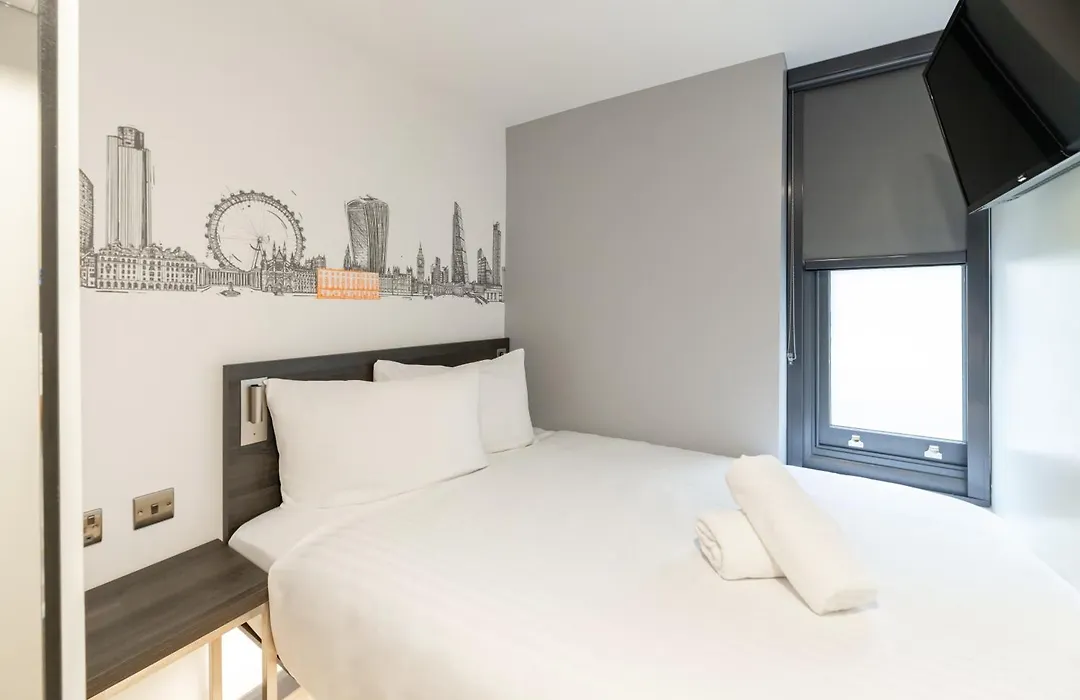 Easyhotel Victoria-1