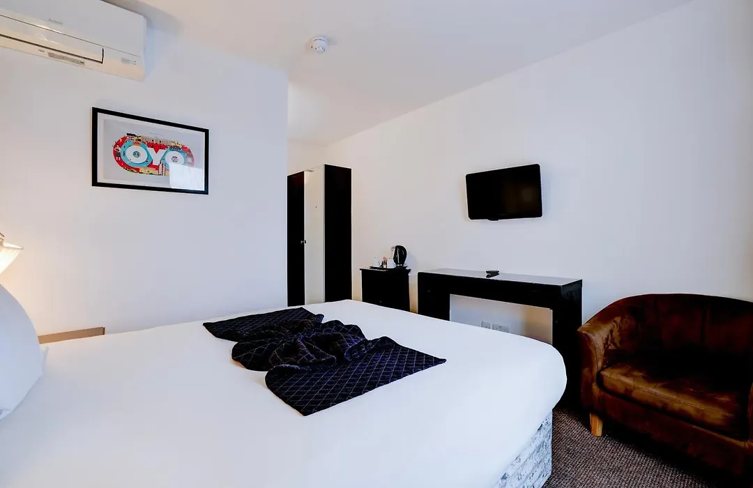 Oyo The Chiltern Hotel-1