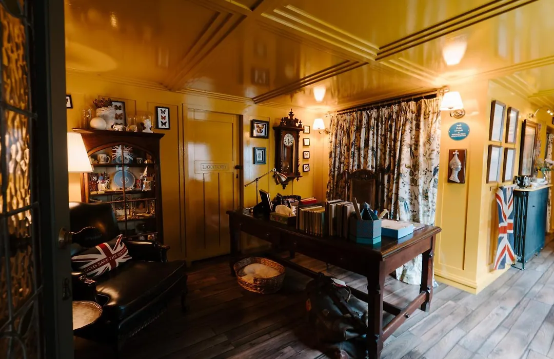 Sheddington Manor - 2 Bedroom Guest House & Cinema-1