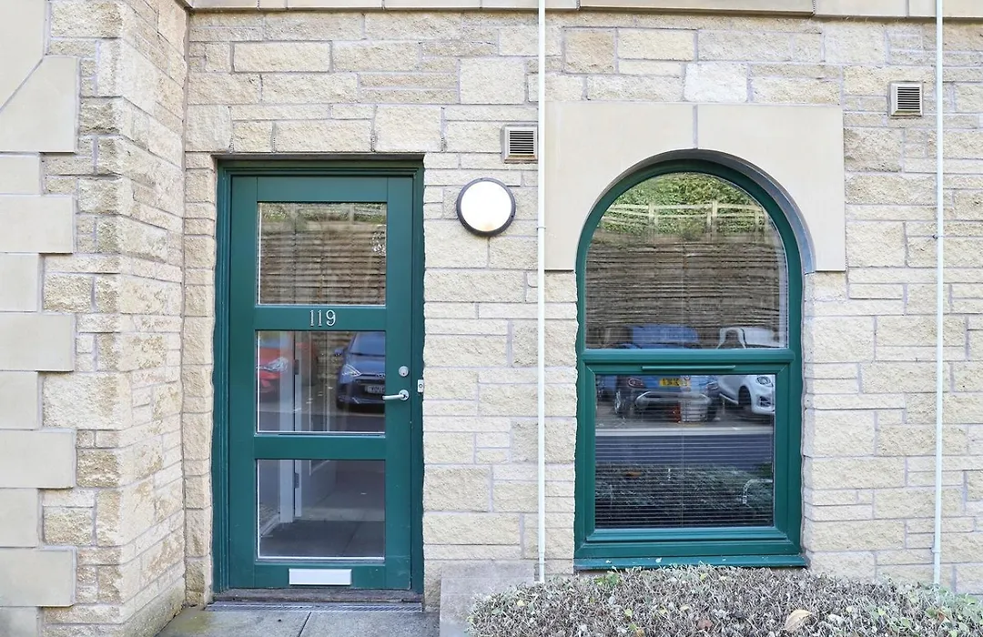 Contemporary 3 Bedroom Flat In Ancient Dunfermline-1