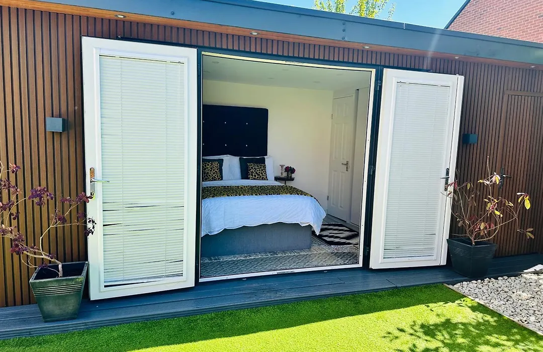Meezee Pearl Double Bed Lodge With Free Parking-1