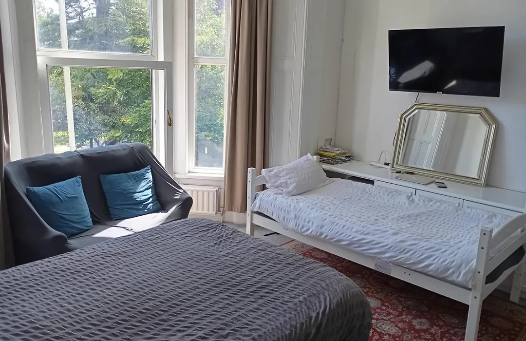 Large Room Near Singleton Hospital Ensuite R6-1