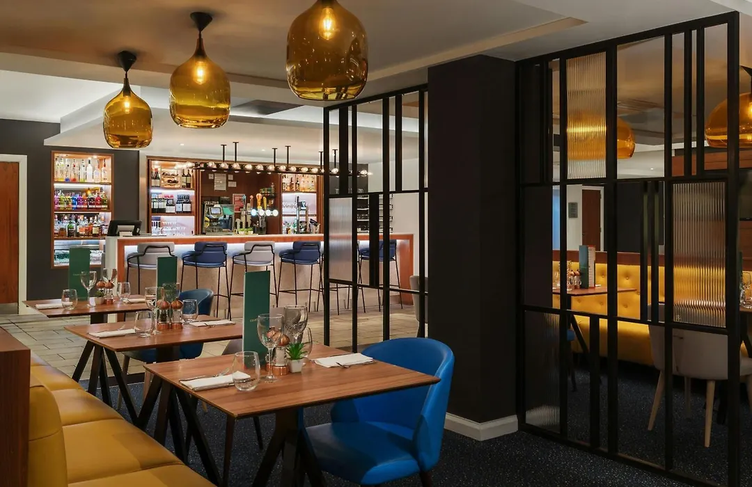Courtyard By Marriott Glasgow Airport-1