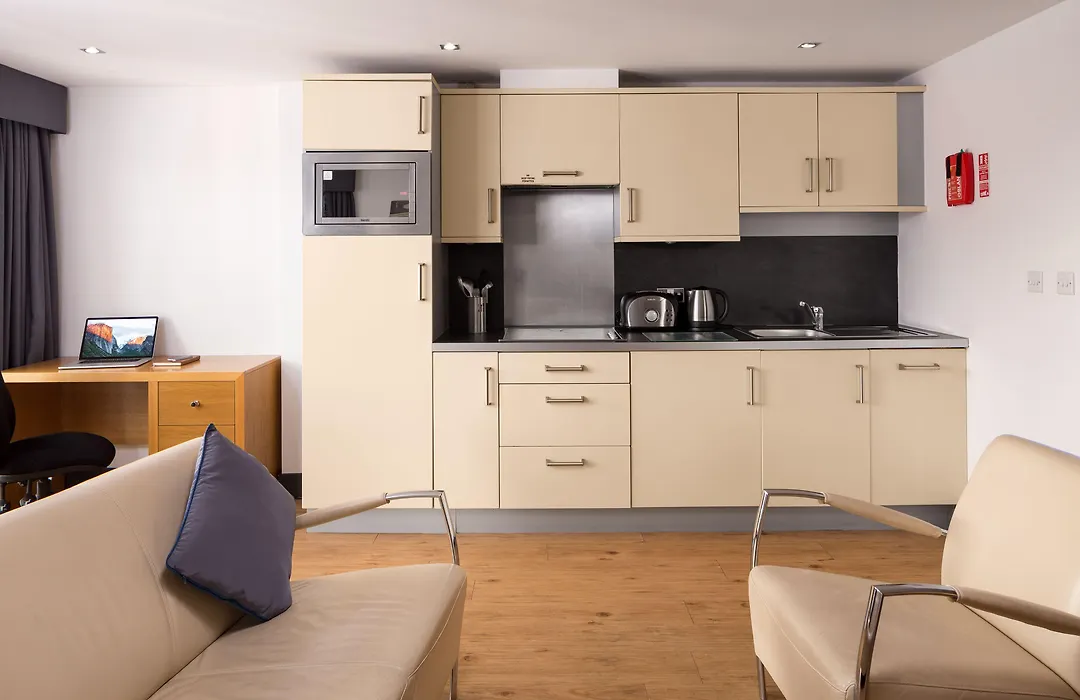 Roomzzz Leeds City West-1