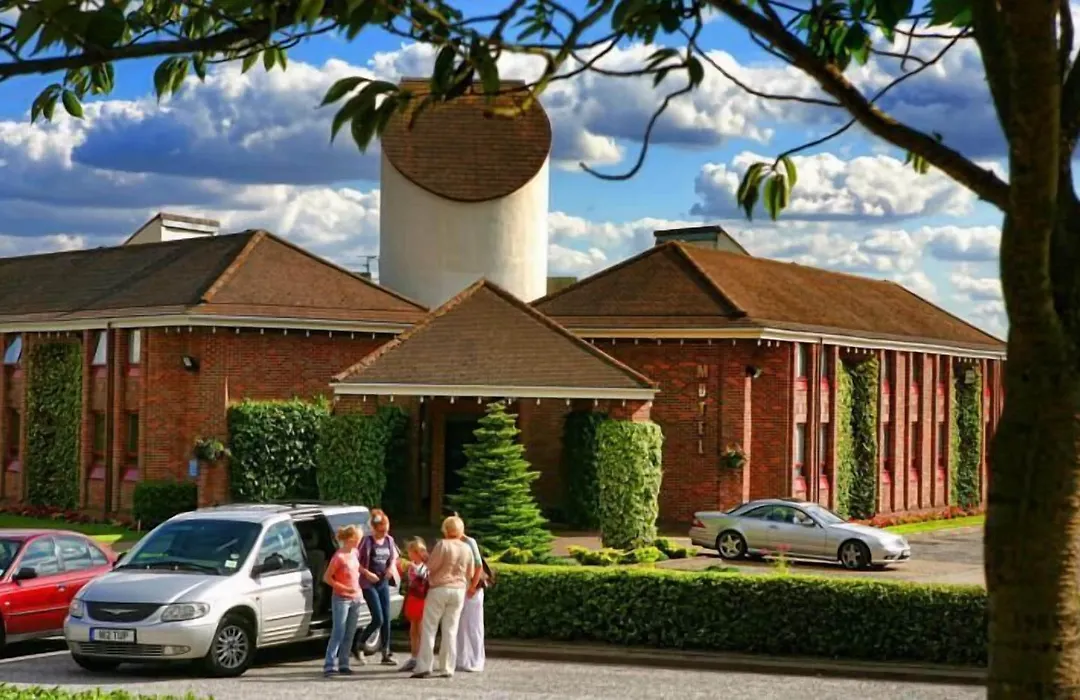 Damon'S Hotel-1