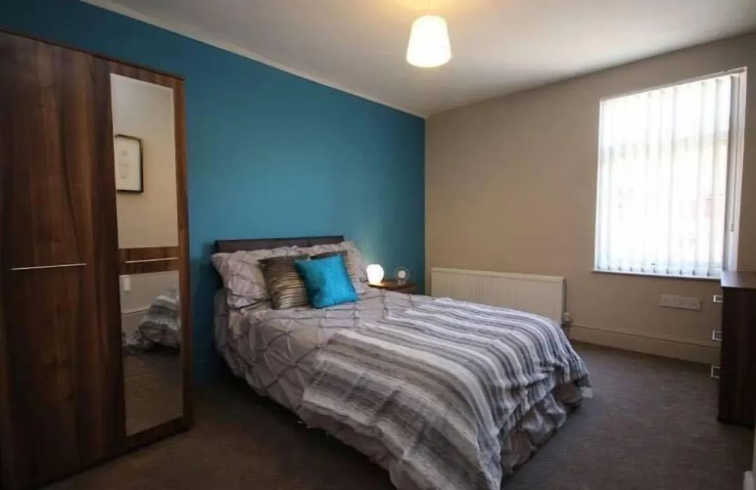 Liverpool Gidlow House Sleeps 8 - Infinity Apartments-1