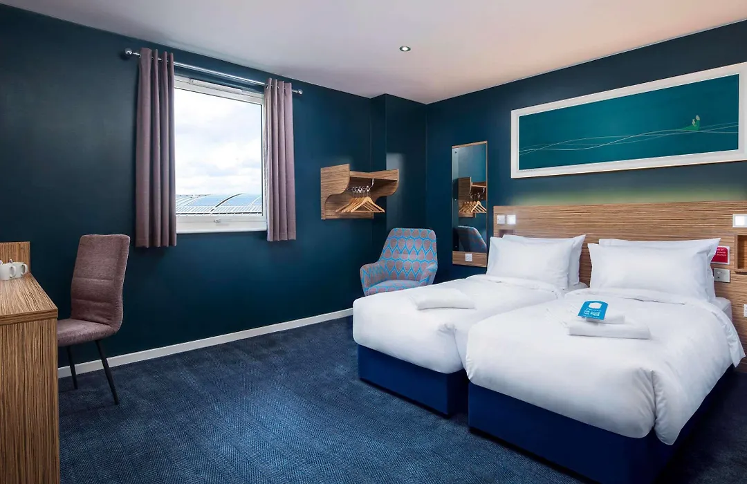 Travelodge Bath Waterside-1