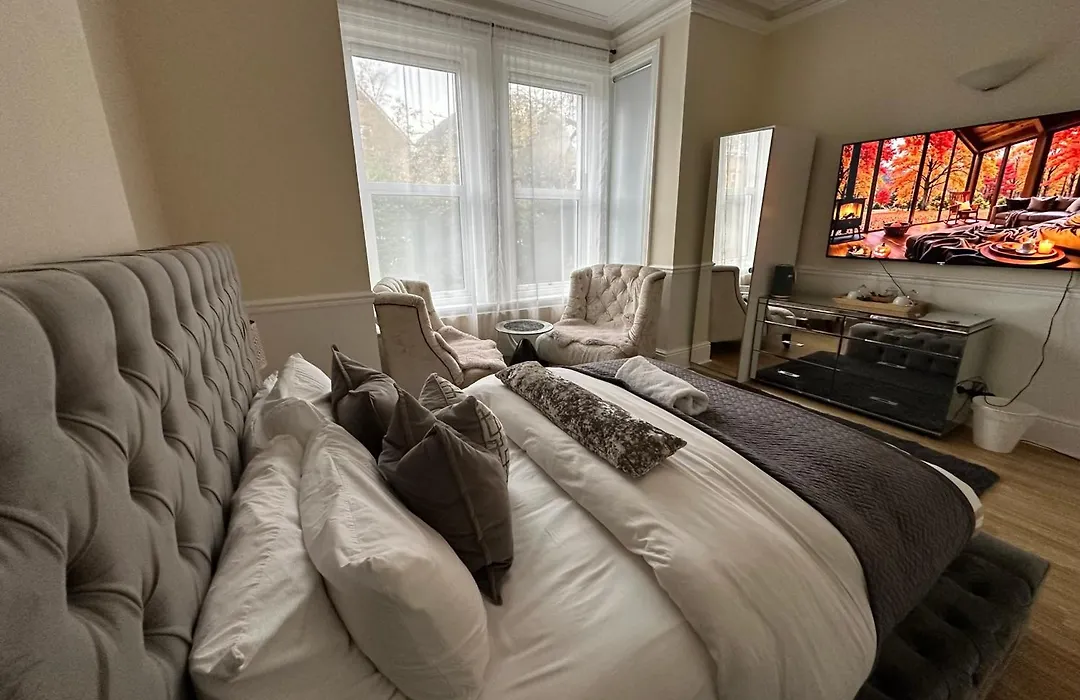 5 Min From The Beach O2 Academy Shared Bathroom And Kitchen-1