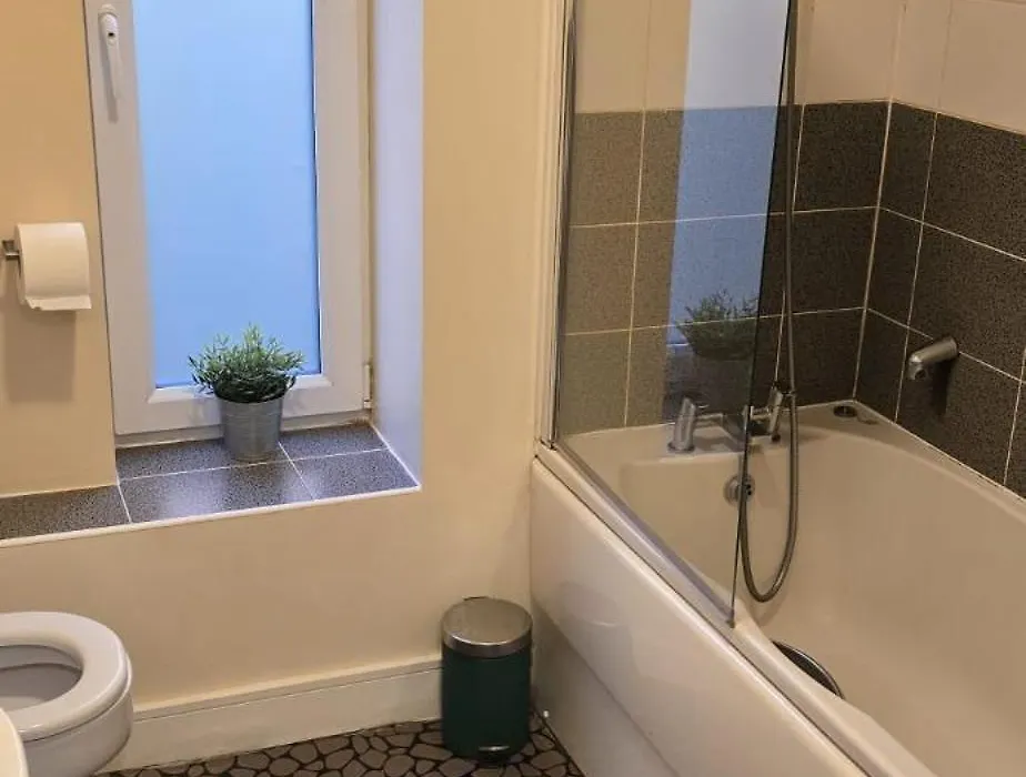 Beautiful City Centre House With Parking! Sleeps 6-1