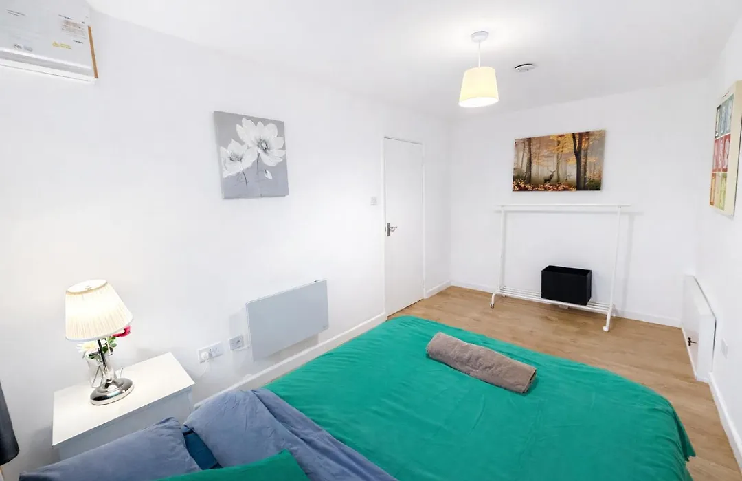 Stunning Four Bedroom House Close To Excel, O2 & Central London With Free Parking-1