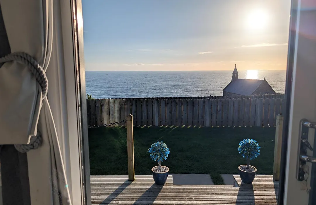 Allibella Shepherds Hut, Amazing Seaview, Private Garden, Pet Friendly-1