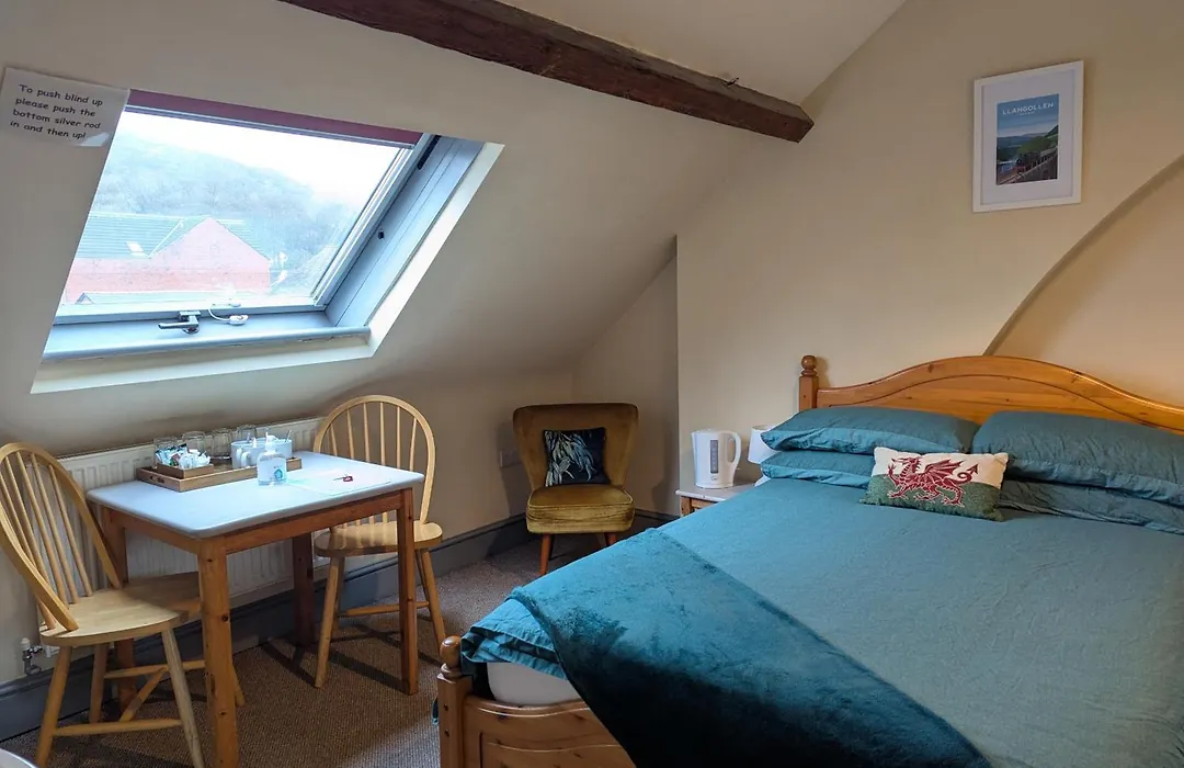 Llangollen Hostel - The Whole Bedroom - Self Catering Facilities-1