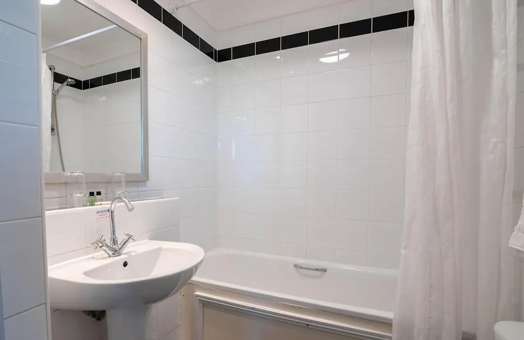 Honest Lawyer Hotel-1