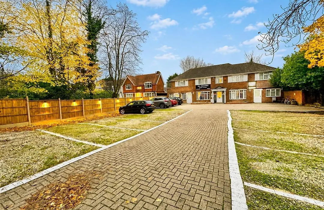 All Seasons Gatwick Guest House & Parking-1