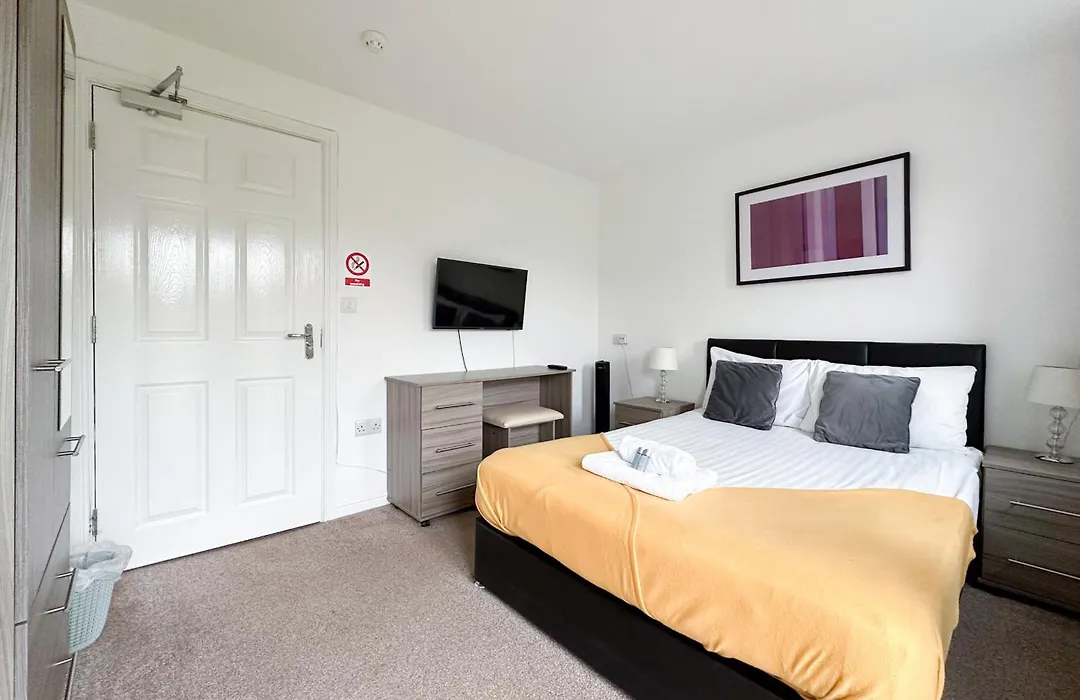 6 Bedroom Contractor House With Free Wifi By Your Lettings Short Lets & Serviced Accommodation Peterborough-1