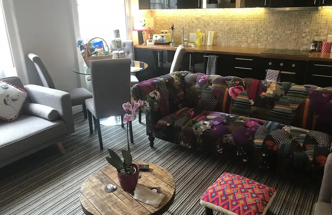 City Centre - Rivers Street, Quiet 2 Bed Ground Floor Georgian Garden Apartment-1