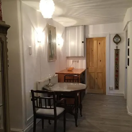 Garden Flat 1-3