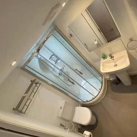 Comfortable Cosy Double Ensuite Room 'Karibu'-2