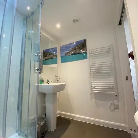Comfortable Cosy Double Ensuite Room 'Karibu'-3
