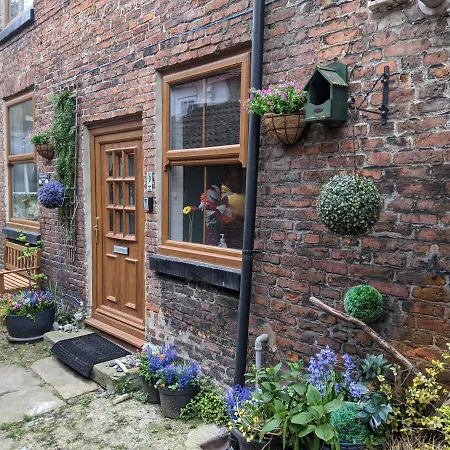 Endeavour Cottage Whitby Quiet Old Yard Fishermans Cottage-3