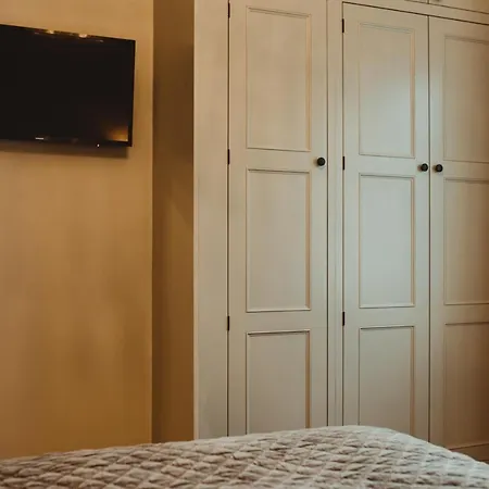Ch1 Boutique Stays - Queen Suite-3