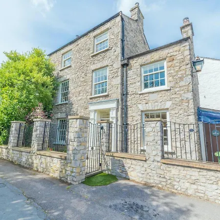 Pass The Keys Central Kendal Georgian Home Courtyard & Parking-3