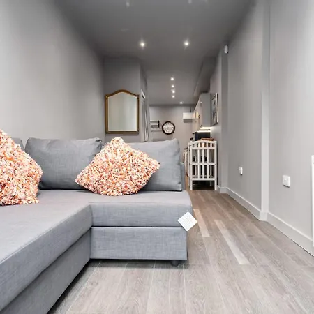 Lovely 2-Bed Apartment - Hosted By Guestready-3