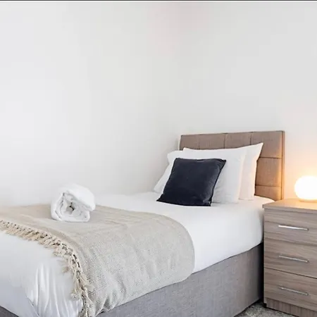 4 Bed Executive Style House - Near City Centre-2
