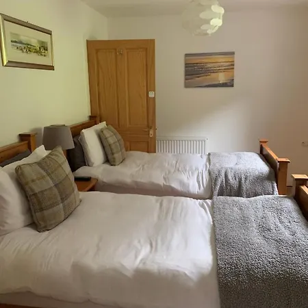 Alt-An Ensuite Self Catering Apartment With Twin Bedroom-3