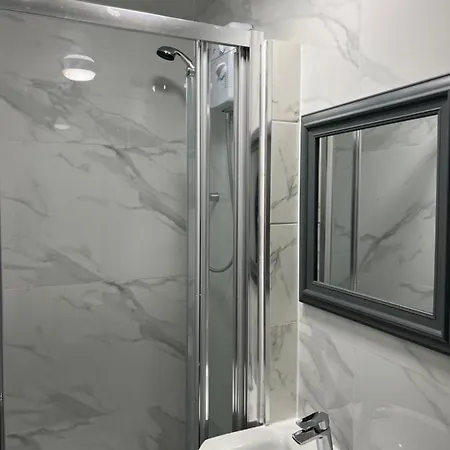 4 Bedroom Large & Modern Private House Central Location-2