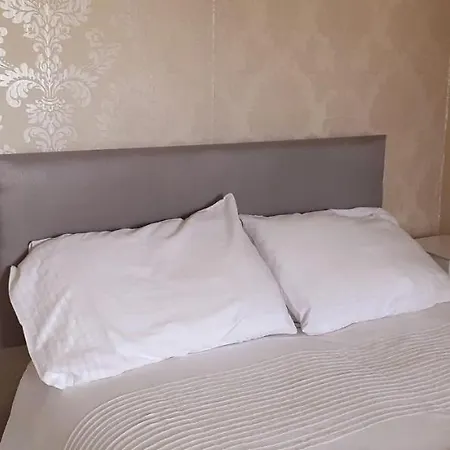 Queens Rooms-2