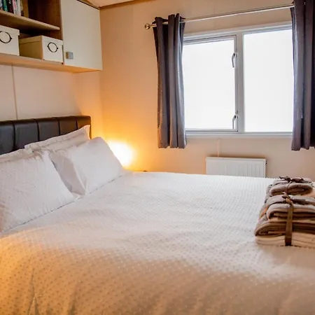 Billing Aquadrome Northampton Lovely Waterside 2 Bedroom Static Holiday Home Shemar-2