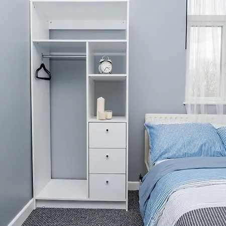 Shirley House 2, Self Catering Guest House, Self Check In, Smart Locks, 10 Min Walk To Southampton General, Aspire And Princess Anne Hospitals, Access To Fully Equipped Kitchen, Excellent Transport Links, Ideal For Longer Stays And Hospital Shifts-3