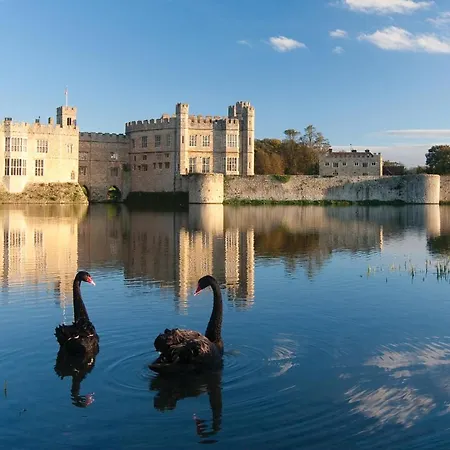 Leeds Castle Maiden'S Tower-2