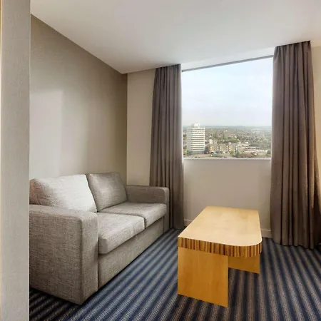 Ramada Hotel & Suites By Wyndham Coventry-2