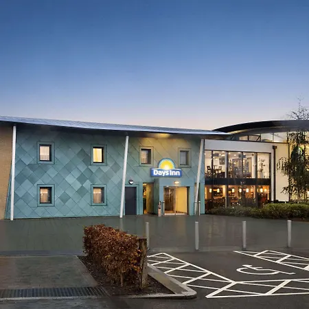 Ramada By Wyndham Cobham-3