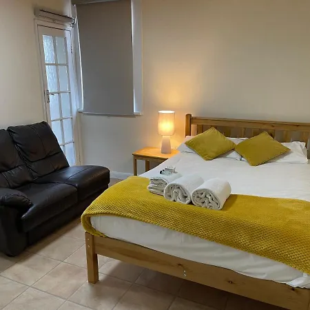 Hollybush Guest House-2