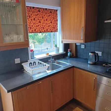 Cosy, Quiet 3 Bedroom Home With Free Parking-3