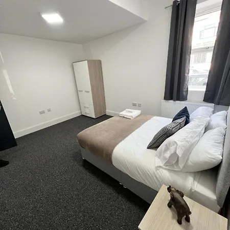 Stunning & Modern En-Suite Bedrooms In Birmingham Guest House-3