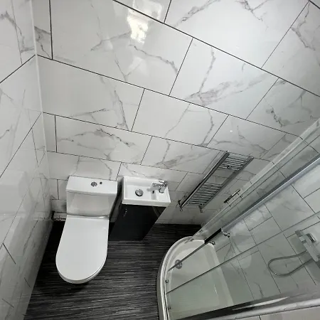 Stunning & Modern En-Suite Bedrooms In Birmingham Guest House-2