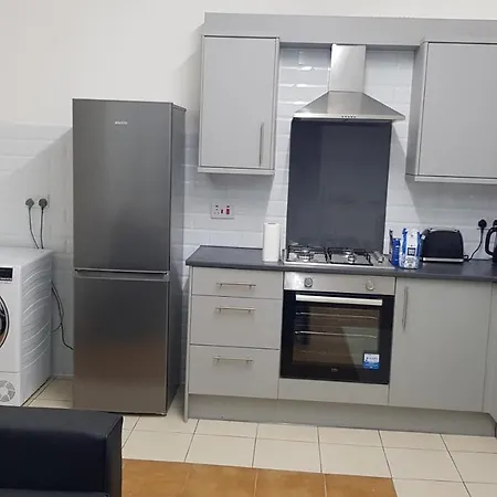 Double Bedroom In Manchester M19, Rm3 Double Bed-3